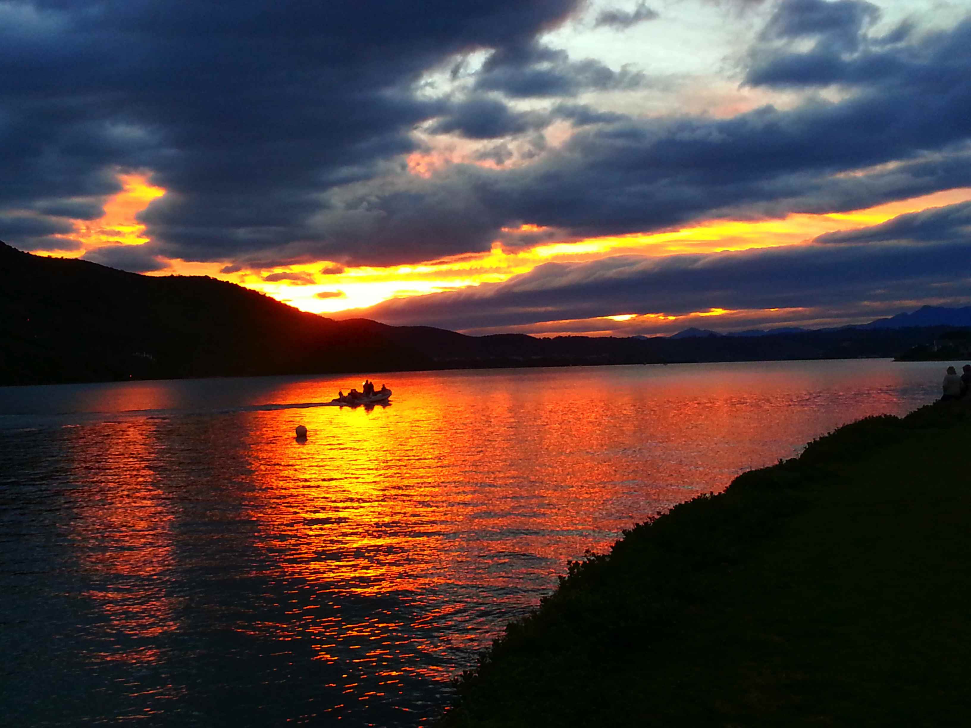 https://d3r8gwkgo0io6y.cloudfront.net/upload/cruise to zambezi river.jpg
